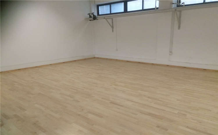 硬木企口風(fēng)雨操場運(yùn)動(dòng)地板單層龍骨結(jié)構(gòu)