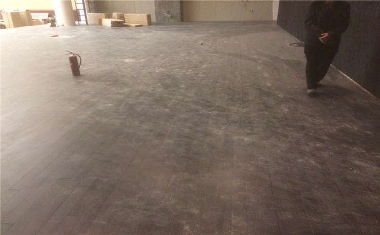 學(xué)校木地板籃球場怎么維修?