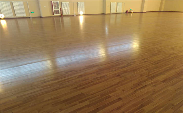 五角楓風(fēng)雨操場地板圖片及價格