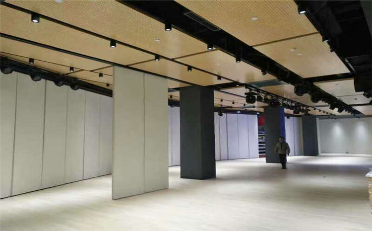 松木風(fēng)雨操場地板哪個品牌好?