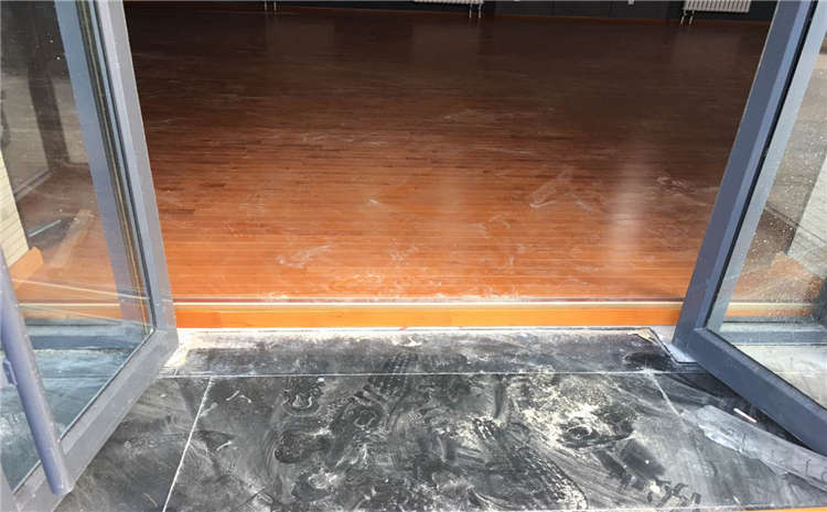 運(yùn)動(dòng)木地板的原木色澤是什么？