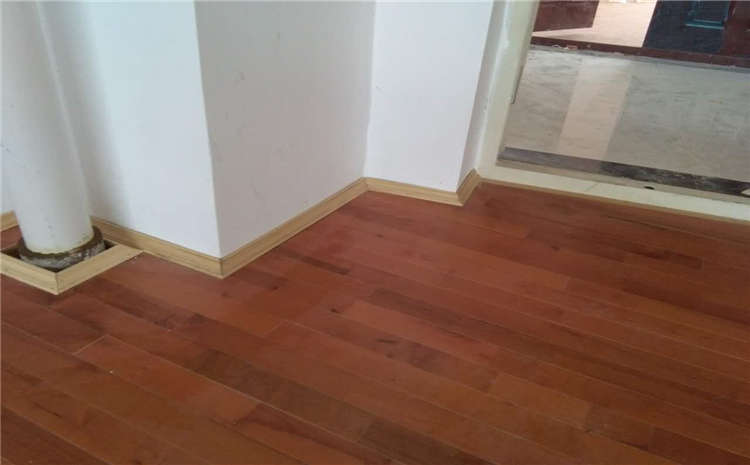 防潮膜鋪裝在龍骨層下面可行嗎？