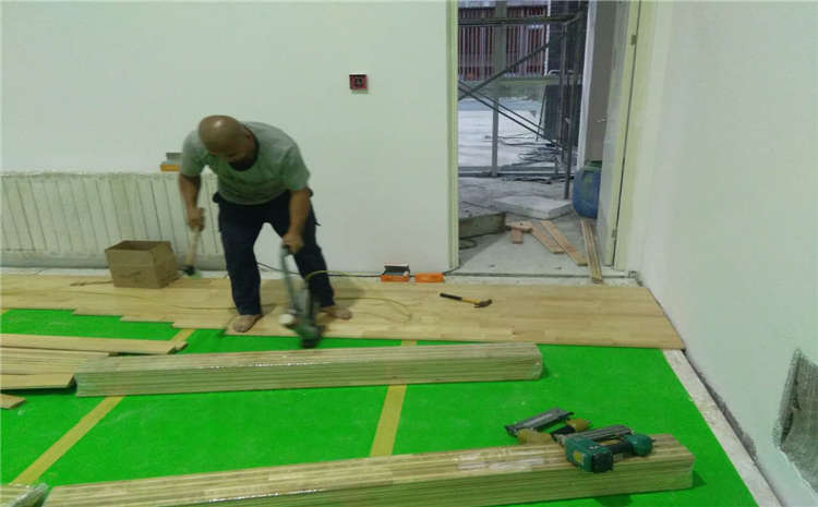 柞木舞臺運動木地板價格是多少錢？