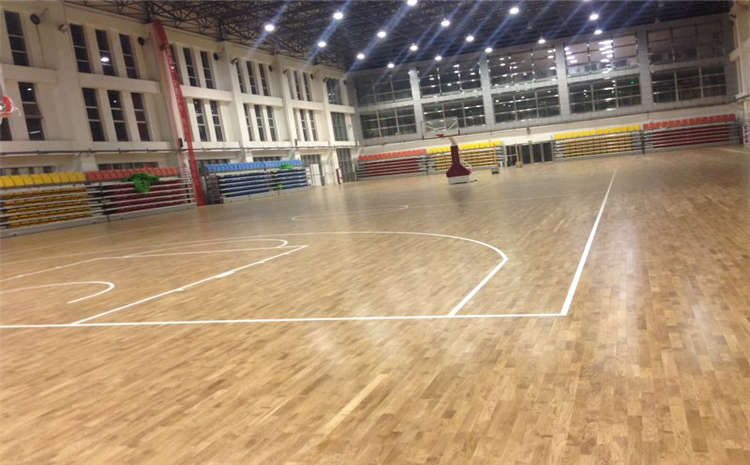 楓木風(fēng)雨操場運(yùn)動(dòng)地板怎么翻新?