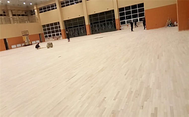 學?;@球場木地板怎么翻新