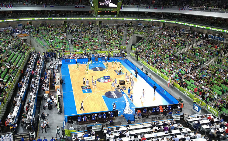 五角楓風(fēng)雨操場運動地板**是多少錢?