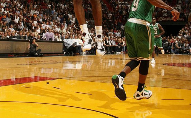 如何避免籃球場木地板起拱？