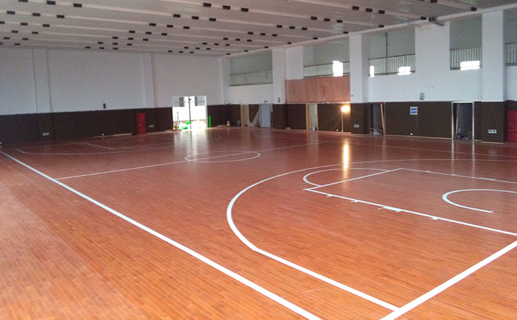 五角楓籃球運(yùn)動(dòng)地板廠**哪**好？