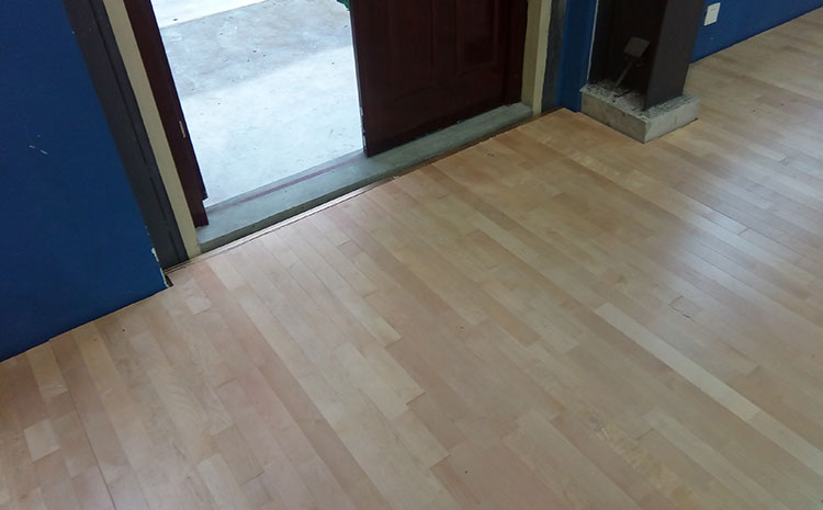 學(xué)?;@球木地板造價(jià)