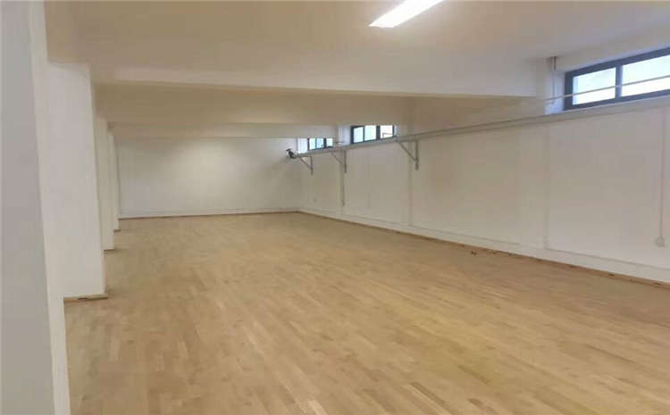 五角楓風雨操場地板價格是多少錢?