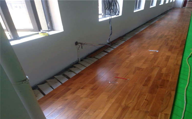 指接板風(fēng)雨操場(chǎng)地板多少錢(qián)一平米?