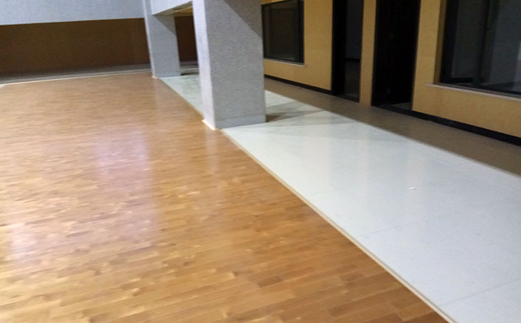 體育木地板木龍骨和吸震墊是什么材料？