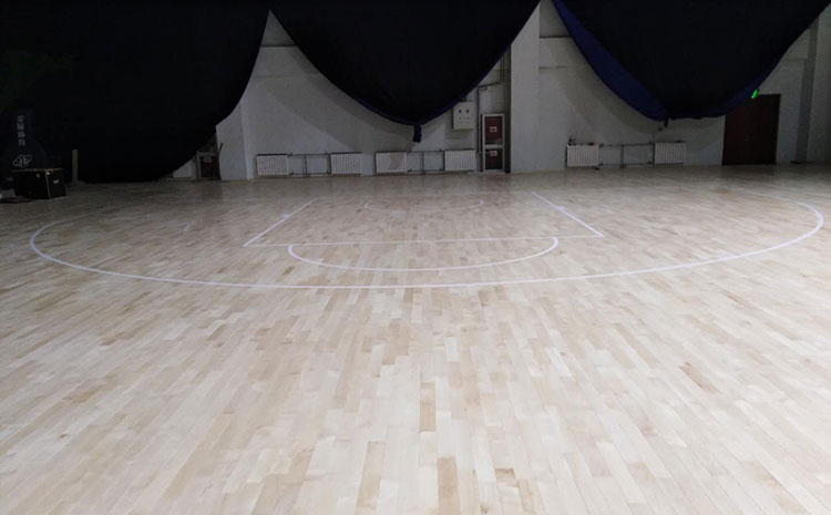 鑸炲彴鏈ㄥ湴鏉?/></p>
<P>4銆佹湭鍒嗘錛氳垶鍙版湪鍦版澘閾鴻闈㈢Н杈冨ぇ鎴栬緝瀹斤紝鏈噰鍙栧垎孌墊帾鏂姐€?/P>
<P>5銆佹湁寮傜墿錛氬畨瑁呰垶鍙版湪鍦版澘榪囩▼涓紝濡傛灉鏈夊紓鐗╃暀鍦ㄥ湴鏉夸笅錛屼笖鍦版澘瀹夎鍓嶏紝娌℃湁鍙?qiáng)鏃舵竻鐞嗱q插噣錛岃繖鏍蜂篃浼?xì)閫犳垚鍦版澘璧鋒嫳銆?/P>
<P>6銆佸湴鏉垮熀灞傝搗鎷憋細(xì)鑸炲彴鏈ㄥ湴鏉夸笅鍩哄眰璧鋒嫳錛屽鏋滃畨瑁呭湴鏉垮墠鍘熷湴闈㈠凡緇忔湁瀹炴湪鍦版澘錛岃瀹屽湴鏉垮悗鍥犱負(fù)鍘熸潵鐨勫湴鏉垮彈娼紦璧鋒潵錛屽洜姝や篃浼?xì)瀵艰嚧鍦版澘鎷辫典h潵銆?/P>
<P>7銆佽垶鍙版湪鍦版澘淇濆吇涓嶅綋錛氱粡甯哥敤杈冧負(fù)娼箍鐨勬嫋鎶婃嫋鍦幫紝瀵艱嚧鍦伴潰鏈夌Н姘存笚鍏ャ€?/P>
<P>浠ヤ笂灝辨槸鑸炲彴鏈ㄥ湴鏉胯搗榧撶殑涓昏鍘熷洜銆傛姘忓疄鏈ㄨ繍鍔ㄥ湴鏉垮伐紼嬪笀鎸囧嚭錛岄€犳垚鑸炲彴鏈ㄥ湴鏉胯搗榧撶殑涓昏鍘熷洜鐞嗘槸鑸炲彴鏈ㄥ湴鏉胯川閲忎笉琛岋紝榪樻湁灝辨槸鑸炲彴鏈ㄥ湴鏉垮畨瑁呬笉澶熶笓涓氱粏鑷淬€傛墍浠ュ緩璁ぇ瀹跺埌姝ｈ瀹炴湪榪愬姩鍦版澘鍘傚閲囪喘鑸炲彴鏈ㄥ湴鏉夸駭鍝侊紝騫跺悓鏃惰涓撲笟瀹夎鍥㈤槦鏉ヤ綔涓氥€備粠鑰岄闃茶垶鍙版湪鍦版澘鍦ㄤ嬌鐢ㄨ繃紼嬩腑鍑虹幇鏇村闂銆?/P> 
          </div>
          <div style=