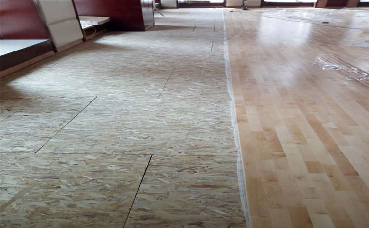 單層龍骨結(jié)構(gòu)風(fēng)雨操場木地板哪個品牌好?